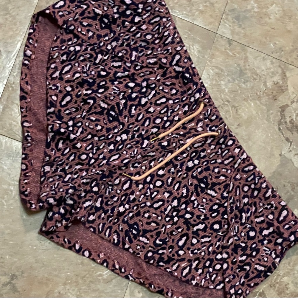 Like NEW Honeydew Lounge Shorts in Peach Blossom Leopard - Picture 6 of 7